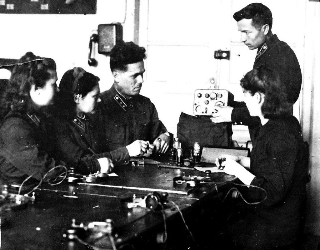 Свердловская радиошкола, 1942 год. Начальник радиошколы Ф.П. Кислицын знакомит курсантов с радиостанцией «Север»