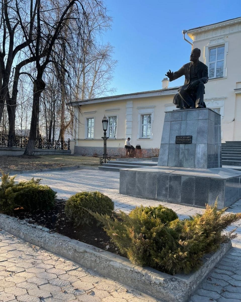 В парке Дома-музея П. И. Чайковского распустились первые цветы —  Свердловский областной краеведческий музей имени О.Е. Клера